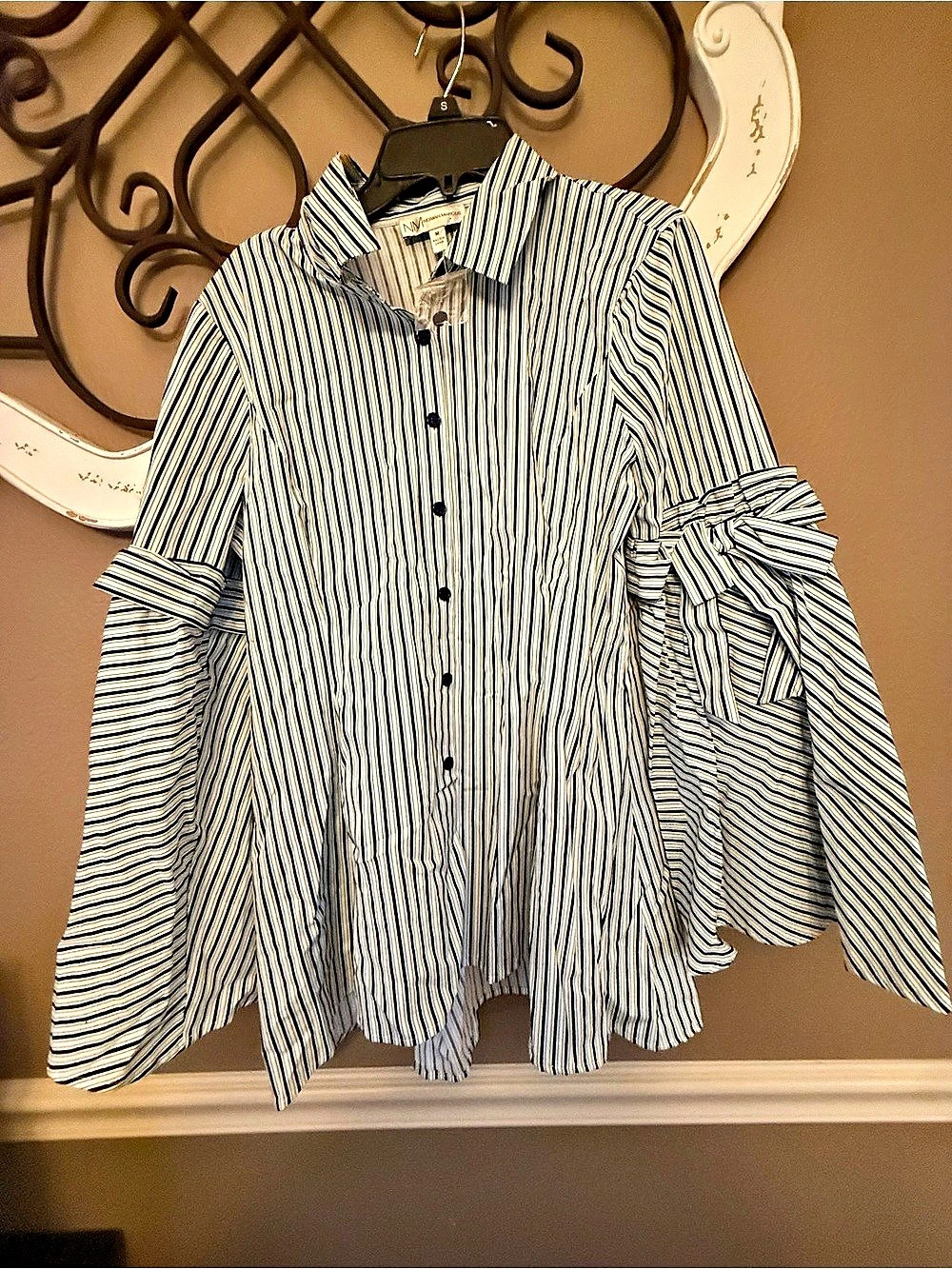 Neiman Marcus Striped Tie Sleeve Blouse in White & Blue Size Medium Like N